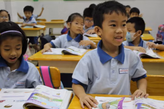 Bộ Giáo dục và Đào tạo cho rằng việc thống nhất SGK giúp ổn định chính sách học liệu quốc gia, tạo niềm tin, đồng thuận xã hội trong giáo dục phổ thông. 