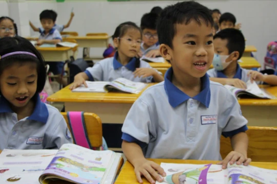 Bộ Giáo dục và Đào tạo cho rằng việc thống nhất SGK giúp ổn định chính sách học liệu quốc gia, tạo niềm tin, đồng thuận xã hội trong giáo dục phổ thông. 