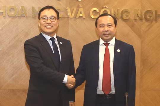 Thứ trưởng thường trực Bộ KH&CN Vũ Hải Quân và Đại sứ Hàn Quốc tại Việt Nam Choi Young Sam.