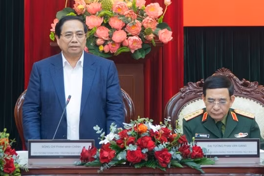 Thủ tướng Chính phủ cũng đề nghị tập trung phát triển công nghiệp quốc phòng theo hướng chủ động, tự lực, tự cường, lưỡng dụng, hiện đại