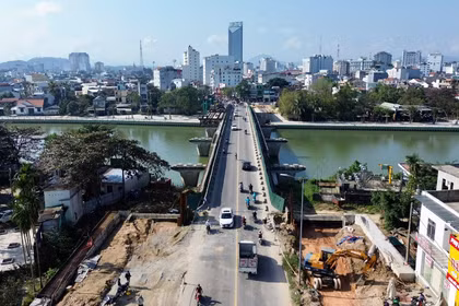 Cầu Vỹ Dạ xây 5 năm vẫn dang dở: Nhà thầu năng lực yếu hay khó khăn tài chính?