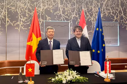 Phó Chủ tịch UBND TP Đà Nẵng Hồ Quang Bửu và đại diện Cơ quan Hợp tác và Phát triển Kinh tế AED Cộng hòa Áo ký kết bản ghi nhớ hợp tác về phát triển khoa học công nghệ, đổi mới sáng tạo và chuyển đổi số. Ảnh Danang.gov