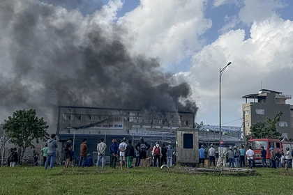 HIện trường vụ cháy cửa hàng vật liệu nội thất xây dựng trên đường 29/3, Hoà Xuân, Đà Nẵng.