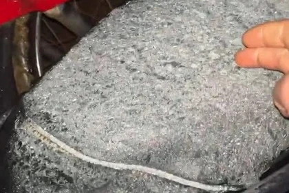 Băng giá xuất hiện trên các yên xe máy vào khoảng 4h sáng 11/1 tại làng Tắc Lang, thôn 3, xã Trà Linh. Ảnh CTV.