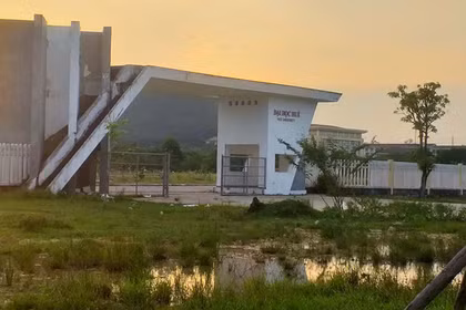 Sau 6 năm thực hiện, dự án đền bù giải phóng mặt bằng của Đại học Huế vẫn là bãi đất hoang và ngập nước mỗi khi có mưa.