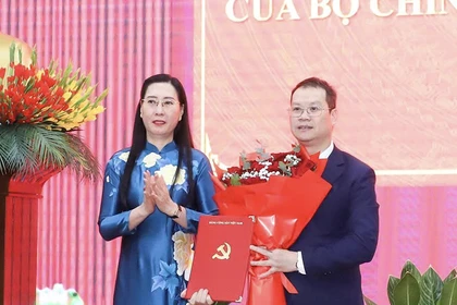 Bà Bùi Thị Quỳnh Vân, Ủy viên Trung ương Đảng, Phó Trưởng Ban Tổ chức Trung ương trao quyết định cho ông Nguyễn Mạnh Hùng tại hội nghị.