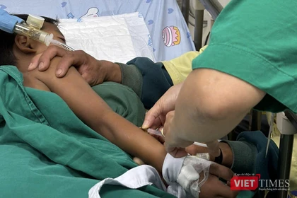 Các bác sĩ Bệnh viện Phụ sản - Nhi Đà Nẵng tiêm thuốc giải độc Botulism Antitoxin Heptavalent cho bệnh nhi.