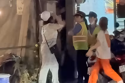 Phạm Thị Hồng Phúc cùng con gái hành hung 2 nhân viên gác chắn đường sắt.