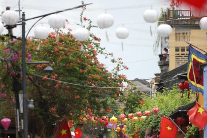 Hội An đông kín người trong ngày Mùng 3 Tết Bính Ngọ 2026.