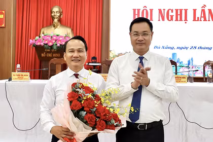 Bí thư Thành uỷ Đà Nẵng Lê Ngọc Quang tặng hoa chúc mừng ông Nguyễn Đình Vĩnh.