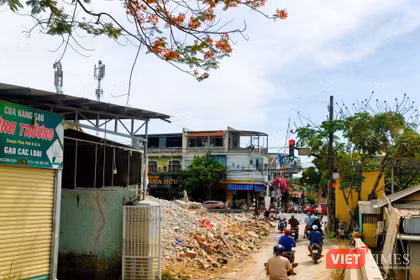 Công trình cầu và đường dẫn vào cầu Vạn Xuân chưa thông do vướng hộ dân chưa đồng thuận bàn giao mặt bằng. Ảnh Nguyễn Lê.