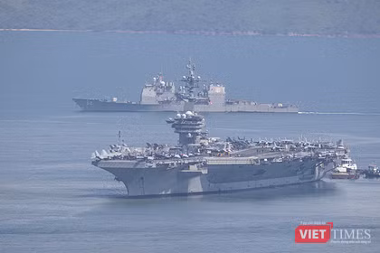 Tuần dương hạm USS Robert Smalls, hô hiệu CG-62 hộ tống tàu sân bay USS George Washington đến Đà Nẵng. Ảnh XM.
