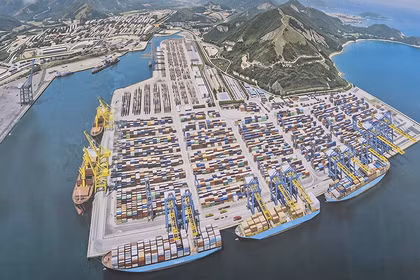 Phối cảnh dự án Đầu tư xây dựng tổng thể Bến cảng container Liên Chiểu có tổng mức đầu tư dự kiến là 45.268 tỷ đồng, do nhà đầu tư Liên danh Công ty Cổ phần Tập đoàn Hateco - Công ty TNHH Cảng biển Hateco - APM Terminals B.V. (Hà Lan) thực hiện.