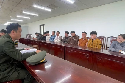 Các đối tượng tại cơ quan công an.