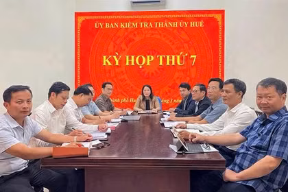 Quang cảnh kỳ họp thứ 7 của UBKT Thành uỷ Huế do bà Hồ Thị Thu Hằng, Chủ nhiệm UBKT Thành ủy Huế chủ trì. Ảnh Thành uỷ Huế.