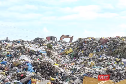 Bãi tập kết rác Cẩm Hà, phường Hội An Tây quá tải khi rác chất cao như núi.