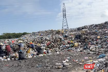 Bãi tập kết rác thải sinh hoạt Cẩm Hà (phường Hội An Tây, TP Đà Nẵng), nơi chứa rác cho cả TP Hội An đang quá tải nghiêm trọng.