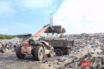 Rác thải sinh hoạt làm quá tải các điểm trung chuyển trên địa bàn TP Đà Nẵng. Ảnh XM.