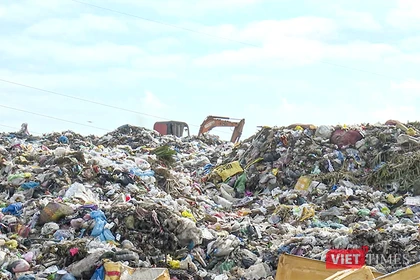 Bãi tập kết rác Cẩm Hà, phường Hội An Tây quá tải khi rác chất cao như núi.