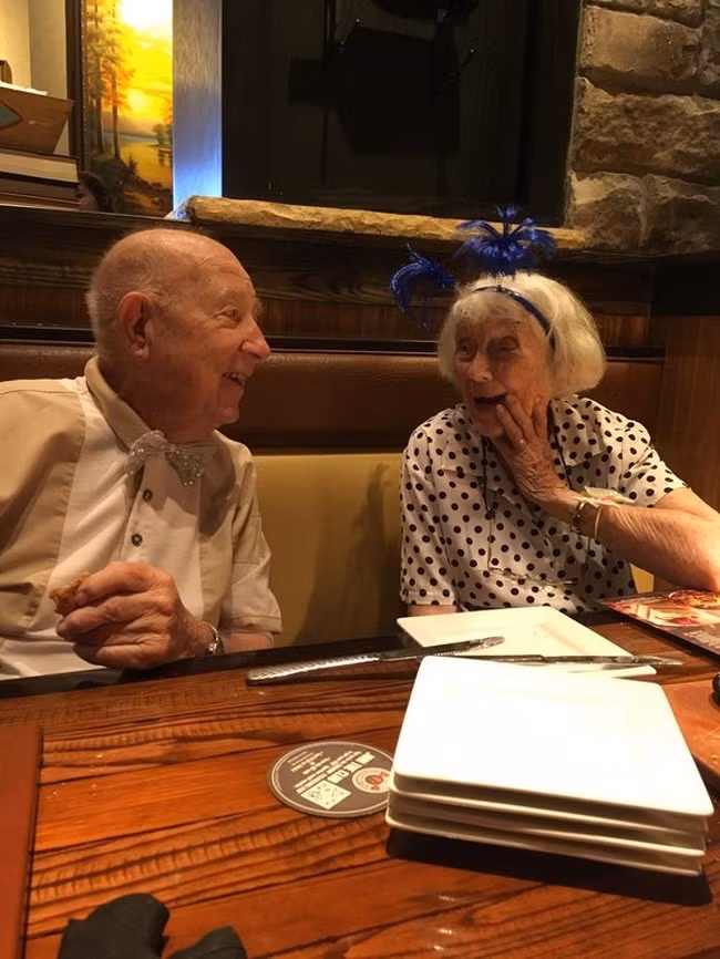 “Hôm nay là lễ kỷ niệm lần thứ 75 của ông bà tôi và có vẻ như bà của tôi vẫn tán tỉnh ông tôi.”