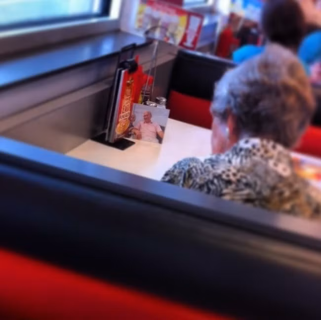 “Chồng của người phụ nữ này đã qua đời nhưng bà ấy vẫn ăn trưa cùng ông mỗi ngày.”