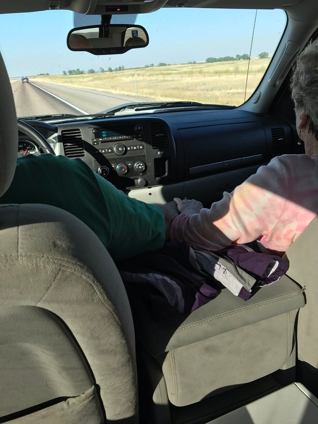 “Mỗi khi có bản tình ca cất lên từ radio, ông tôi đều vặn to để dành tặng nó cho bà tôi.”