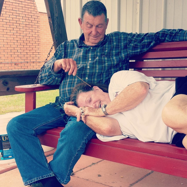 “Bố mẹ tôi vừa có ngày lễ kỉ niệm với nhau. Đây là những gì tôi nhìn thấy ở tình yêu sau 54 năm.”