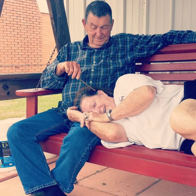 “Bố mẹ tôi vừa có ngày lễ kỉ niệm với nhau. Đây là những gì tôi nhìn thấy ở tình yêu sau 54 năm.”