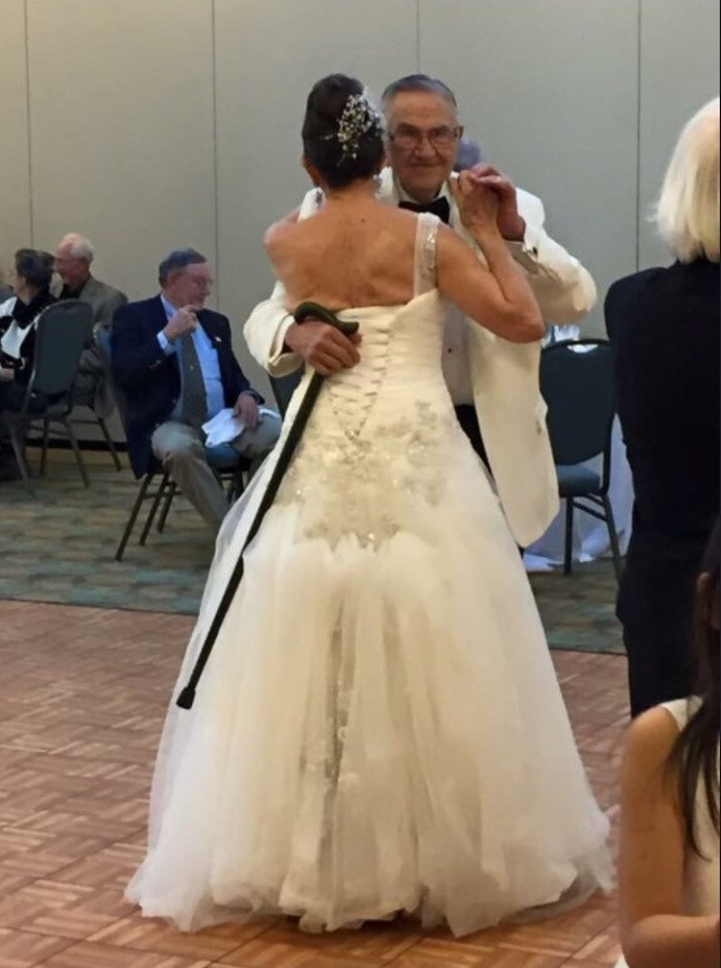 “Hôm nay bà tôi kết hôn. Bà nói với tôi rằng, ‘Bà biết bà đã già rồi nhưng chính ông ấy đã làm bà trẻ lại.’ "