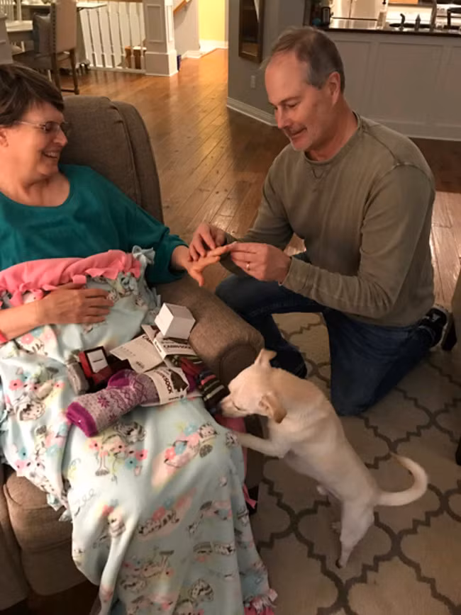 "Mẹ tôi hiện đang hồi phục sau phẫu thuật ung thư vú, cha tôi đã mua một chiếc nhẫn cưới mới và cầu hôn lại với bà."