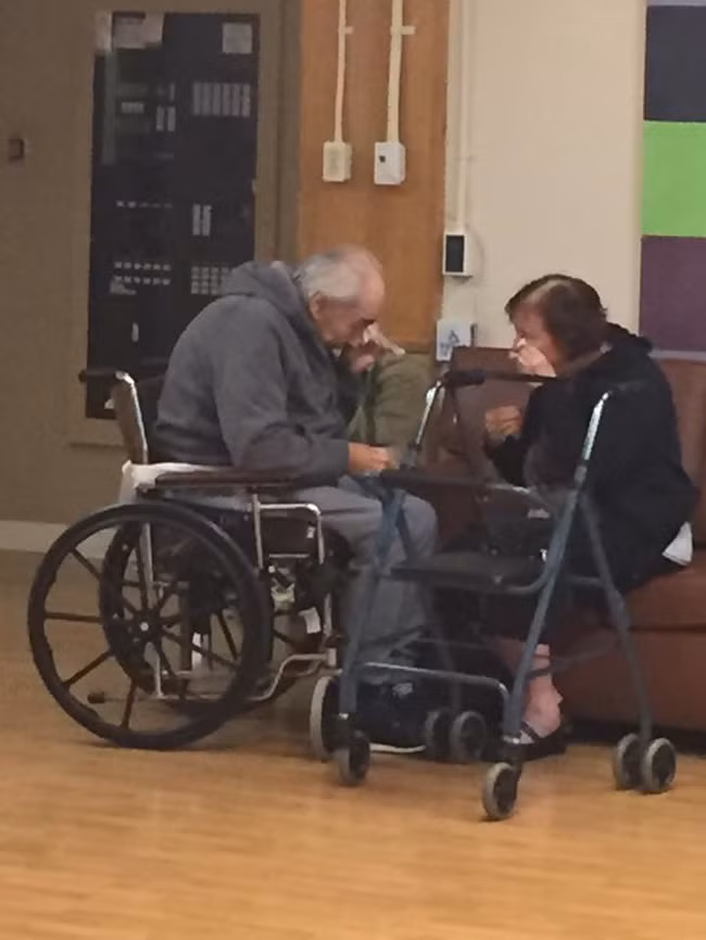 “Sau 62 năm kết hôn, cặp đôi này đã bị chia cắt trong 8 tháng do sự trì hoãn của hệ thống chăm sóc sức khỏe. Giờ cuối cùng họ cũng được đoàn tụ.”