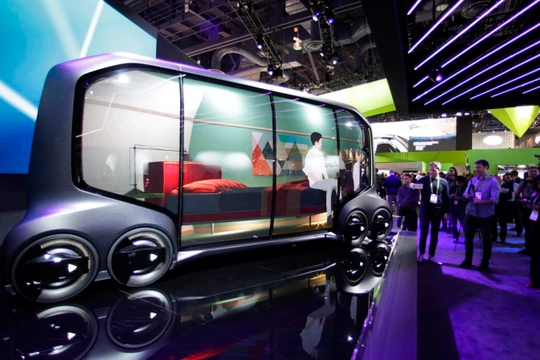 Những người tham dự đang xem mẫu xe tự lái mới của Nhật Bản tại CES 2018. Ảnh: AP photo/ Jea C.Hong