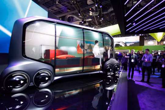 Những người tham dự đang xem mẫu xe tự lái mới của Nhật Bản tại CES 2018. Ảnh: AP photo/ Jea C.Hong