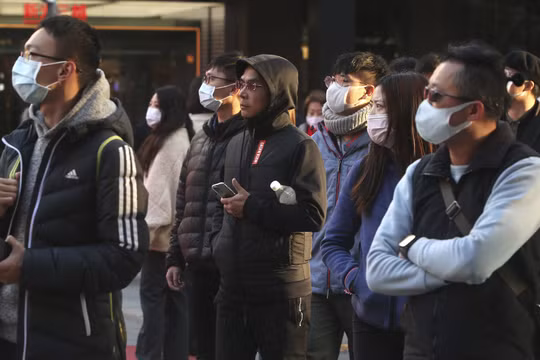 Tin giả về virus Corona xuất hiện tràn ngập trên mạng xã hội. Ảnh: Engadget