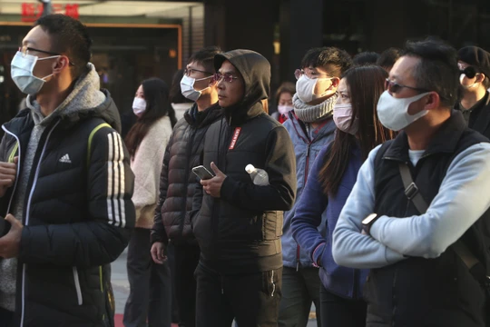 Tin giả về virus Corona xuất hiện tràn ngập trên mạng xã hội. Ảnh: Engadget