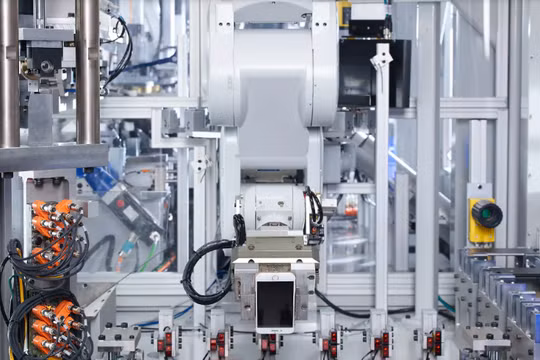 Robot Daisy của Apple đang tiến hành tháo rời iPhone để có thể tái chế lại 14 khoáng chất. Ảnh: Gadgets.NDTV