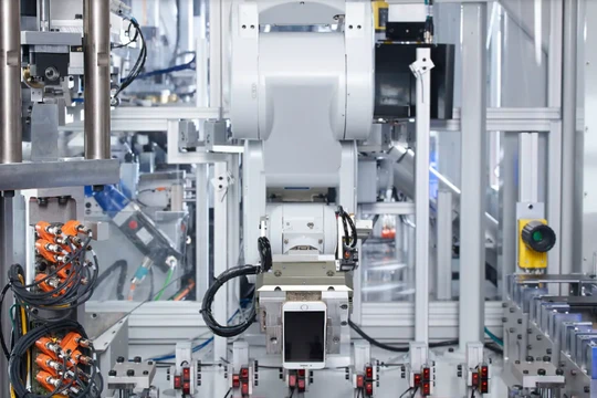 Robot Daisy của Apple đang tiến hành tháo rời iPhone để có thể tái chế lại 14 khoáng chất. Ảnh: Gadgets.NDTV