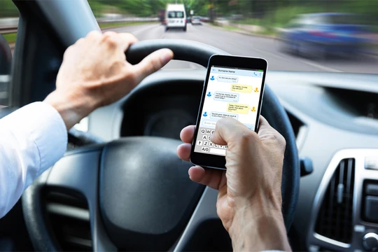 Sử dụng điện thoại di động khi đang lái xe là hành vi bị cấm. Ảnh: 123RF 
