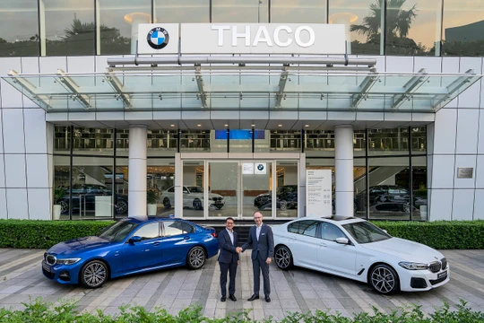 Ông Trần Bá Dương (trái) và ông Lars Nielsen, giám đốc điều hành BMW châu Á tại showroom BMW ở TP Thủ Đức. Ảnh: BMW