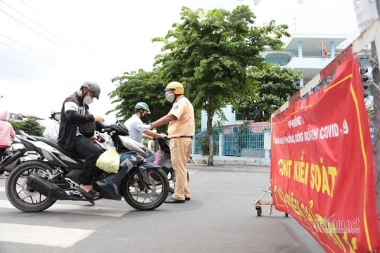 TP.HCM: Quét mã QR tại các các trạm kiểm soát để tránh ùn ứ