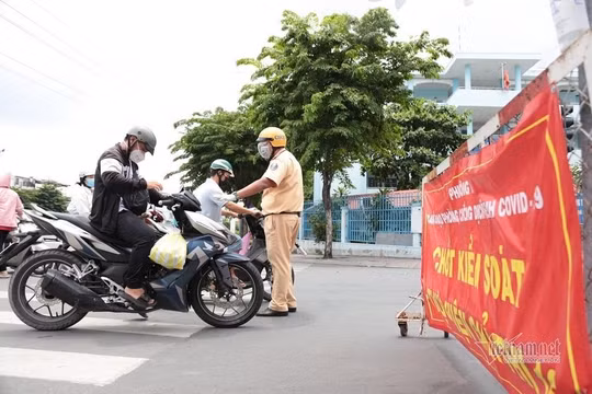 TP.HCM: Quét mã QR tại các các trạm kiểm soát để tránh ùn ứ