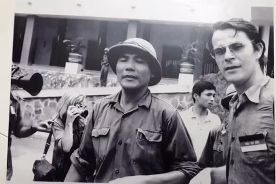 Trung tá Bùi Văn Tùng (bên trái) - chính ủy Lữ đoàn xe tăng 203 cùng nhà báo Borries Gallasch (Đức) tại sân dinh Độc Lập, Sài Gòn trưa 30-4-1975 - Ảnh tư liệu, chụp lại