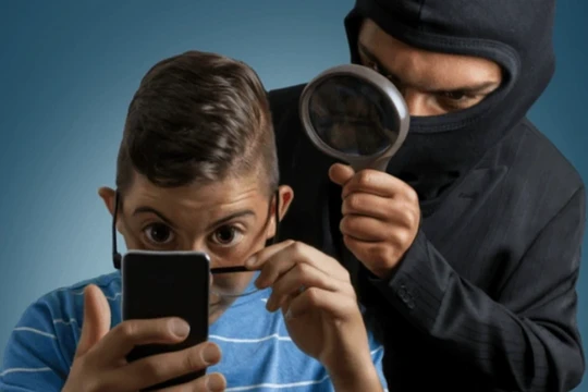 Xóa ngay 34 ứng dụng chứa mã độc điều khiển và theo dõi smartphone của bạn