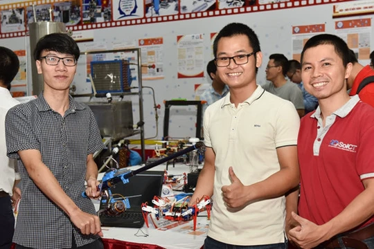 Giảng viên và sinh viên Trường đại học Bách khoa Hà Nội. Ảnh Mai Chi