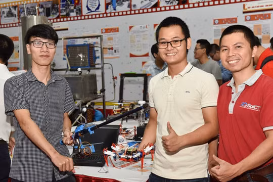 Giảng viên và sinh viên Trường đại học Bách khoa Hà Nội. Ảnh Mai Chi