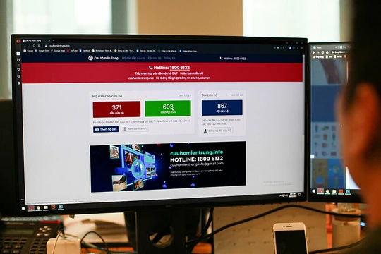Thức xuyên đêm làm web cứu hộ miền Trung
