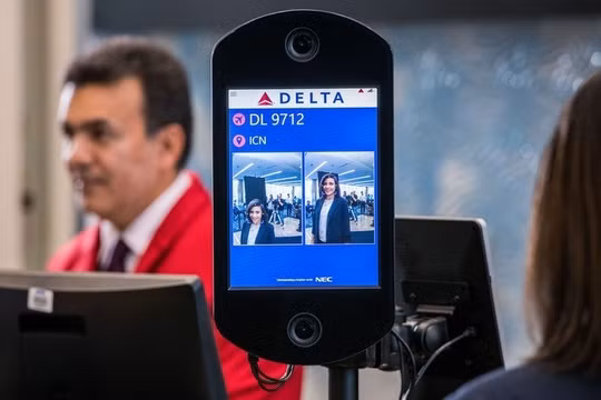 Hệ thống nhận diện khuôn mặt tại một sân bay ở Mỹ. Ảnh: WSJ.