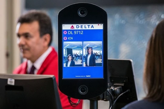 Hệ thống nhận diện khuôn mặt tại một sân bay ở Mỹ. Ảnh: WSJ.