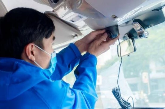 Từ năm 2023, các xe kinh doanh vận tải phải lắp camera hành trình mới được cấp phù hiệu. 
