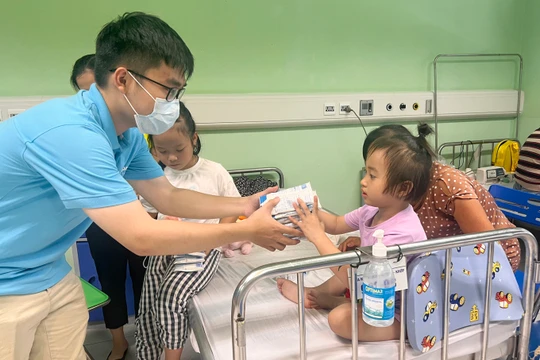 Đại diện Quỹ Hy vọng trao sữa cho bệnh nhi tại Khoa miễn dịch - dị ứng - khớp, Bệnh viện Nhi trung ương